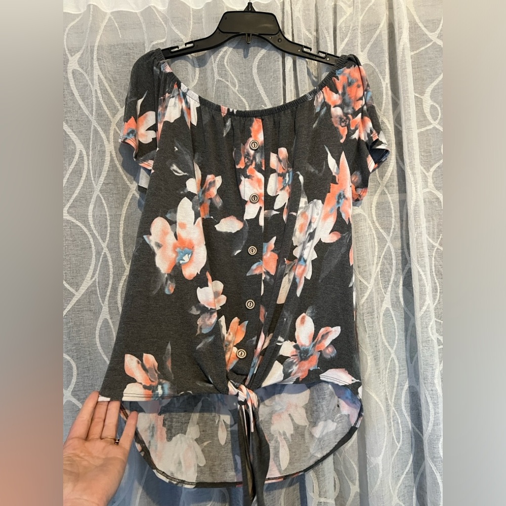 Chic Soul Finding Paradise Top, charcoal floral- like new 1X - plus sizes